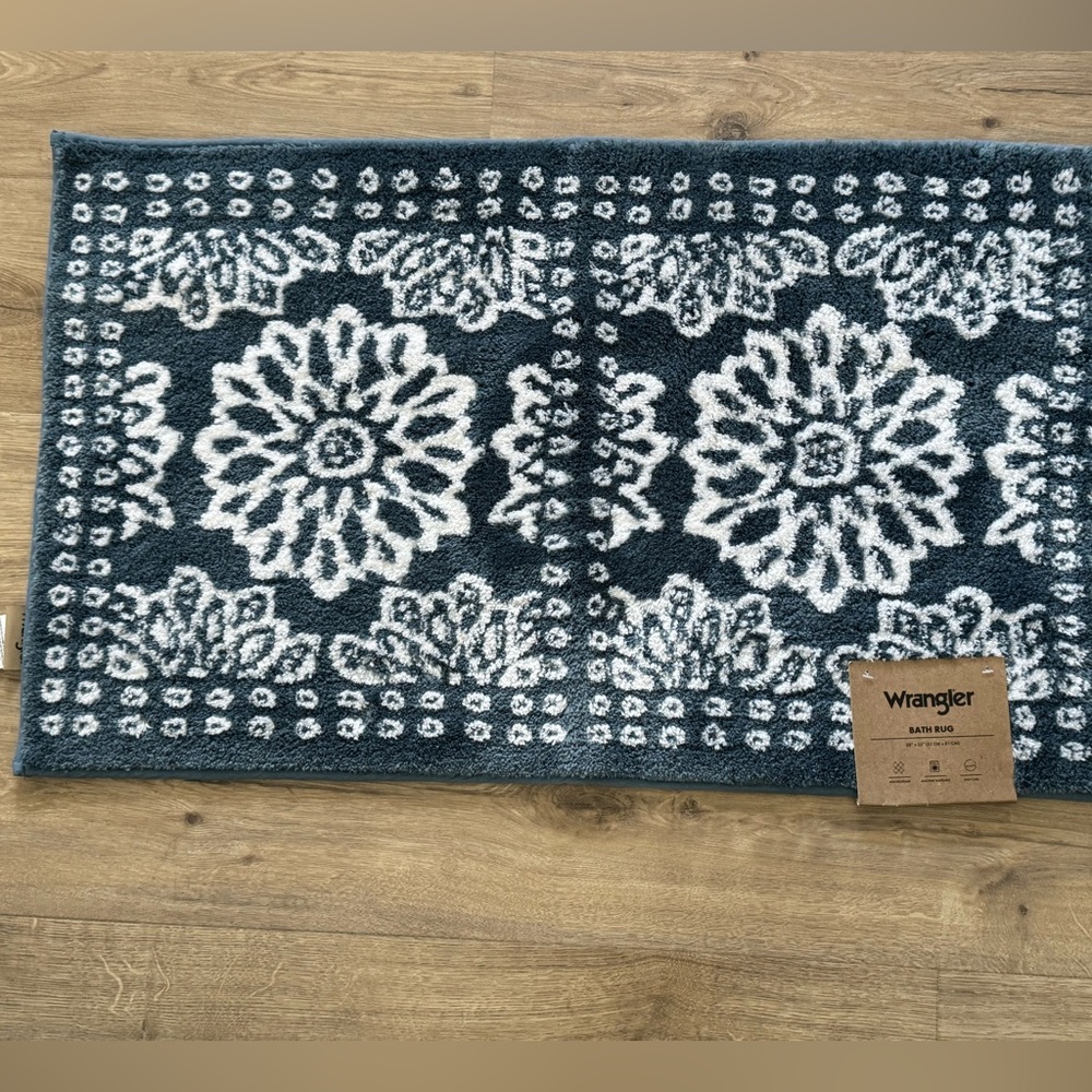 Wrangler light Blue flower bandana patterned towels and bath mat set - NWT - Picture 12 of 13